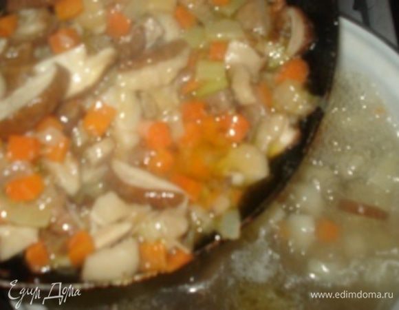 Спустя 10 минут добавьте к картофелю тушеные овощи с грибами и варите еще минут 5–8.