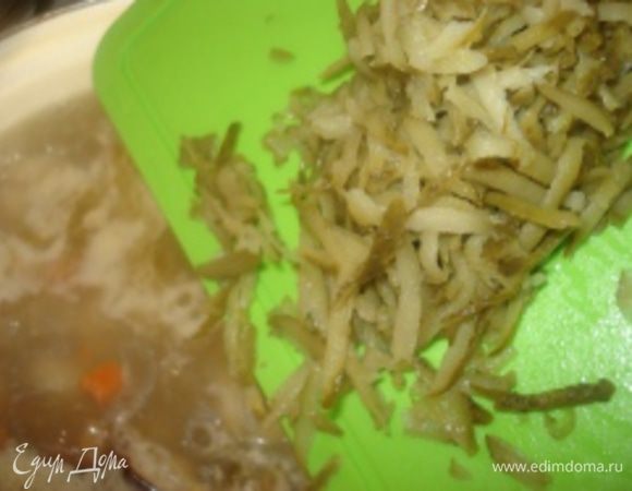 Огурцы очистите от кожицы и нарежьте соломкой или натрите на крупной терке. Добавьте огурцы в рассольник, поварите 2–3 минуты, затем посолите по вкусу и поперчите.