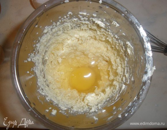Ввести по одному яйца. Все взбить как следует. 