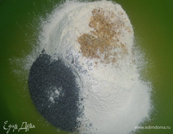 Муку просеить с разрыхлителем, добавить миндаль, мак, цедру и сок 2 лимонов. Все перемешать. 