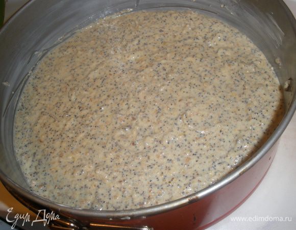 Смешать обе смеси, вылить в разъемную форму, смазанную маслом. Выпекать при температуре 180 градусов 40-50 минут. Готовность проверить зубочисткой. Пирог станет золотистого цвета. 