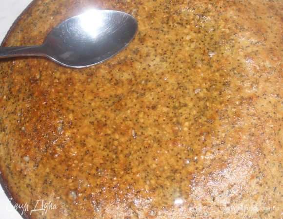 Готовый пирог немного остудить, наколоть вилкой и полить теплым сиропом. Дать ему остыть и пропитаться. 