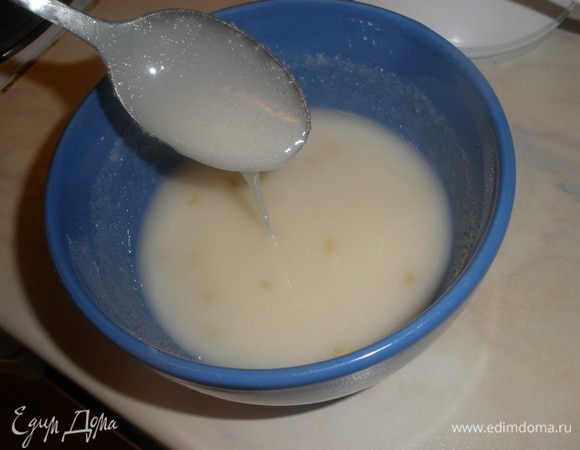 Сделать глазурь. Для этого смешать пудру с соком. Она должна стать по консистенции как сгущенка. 