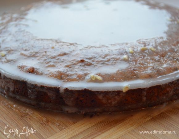 Вылить глазурь на центр пирога и дать ей самой стечь, немного вращая пирог. Густая глазурь растечется по пирогу под собственной тяжестью  и будет напоминать капли дождя. 