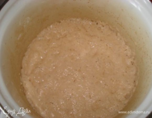 В подогретое молоко добавить дрожжи, 30 г сахара и 60 г муки, все хорошо перемешать. Я делаю это рукой, чтобы не было комочков. Поставить подходить опару в теплое место.