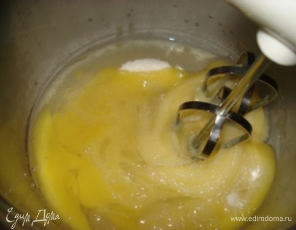 Яйца взбить с оставшимся сахаром и солью.