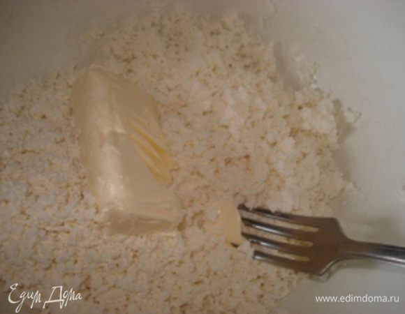 Творог протереть через сито, добавить размягченное сливочное масло и хорошо перемешать.