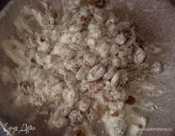 Изюм промыть водой и замочить в коньяке на 15 минут. Затем обсушить и обвалять в муке.