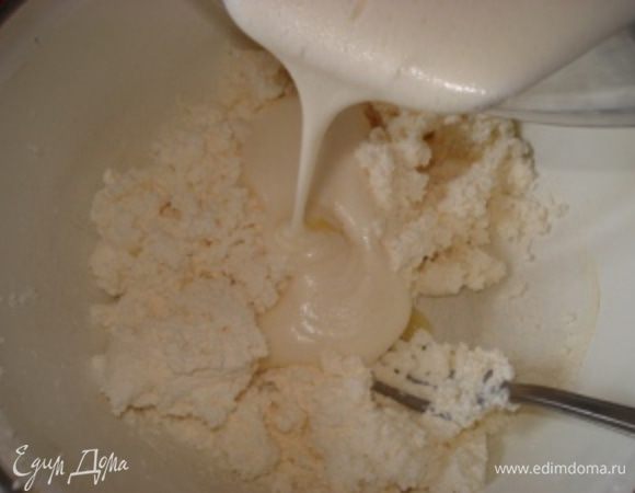 В протертый творог с маслом добавить взбитые яйца, опару и ввести муку. Вымесить тесто.