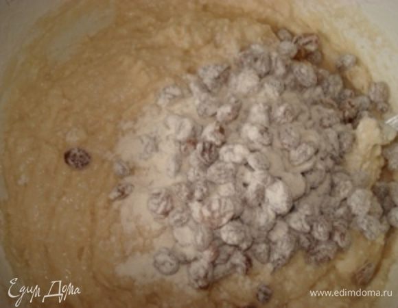 В готовое тесто подмесить обваленный в муке изюм.