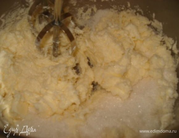 Размягченное сливочное масло взбить с сахаром до пышной белой массы.