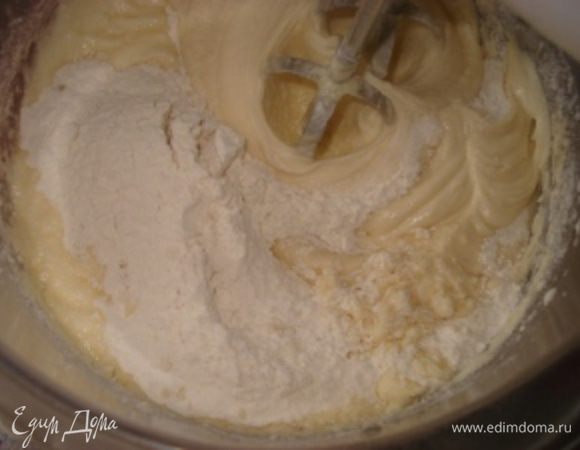 Просеять в чашку муку с крахмалом, солью и ванилином и порциями ввести в яично-масляную смесь, взбивать еще 1-2 минуты.