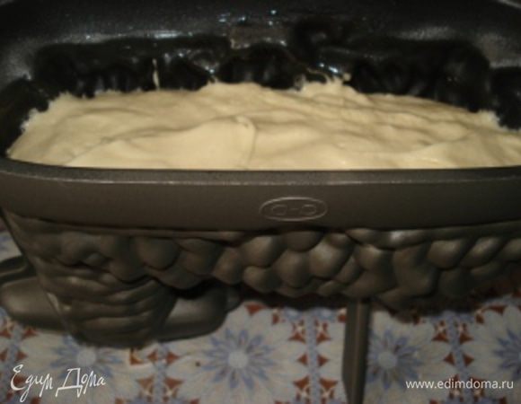Форму смазать маслом и залить в нее тесто.