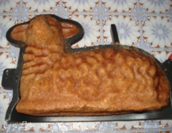 Форму установить на противень и выпекать в предварительно разогретой до 170-180 градусов духовке 50-55 минут. Готовность проверять сухой палочкой. Остудить немного кекс и извлечь из формы.