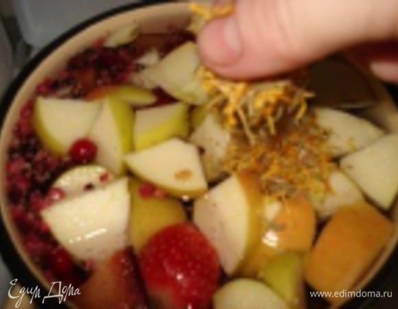 В кастрюлю налить холодную некипяченную, но провильтрованную воду. Поставить на средний огонь. У яблока удалить сердцевину и нарезать на средние кусочки. Добавить ягоды, травы и перемешать.