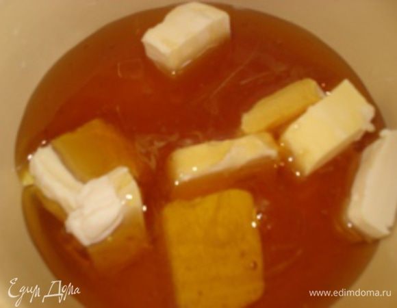 Масло нарезать кусочками, выложить в чашку, добавить мед и на медленном огне растопить масло с медом.