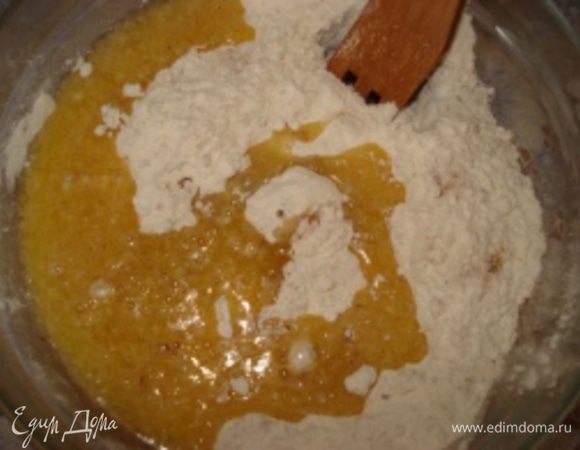 Влить растопленное масло в муку с пряностями и перемешать до получения однородного и достаточно тугого теста. Больше муку не вмешивать. Когда тесто немного остывает, оно становится поплотнее.
