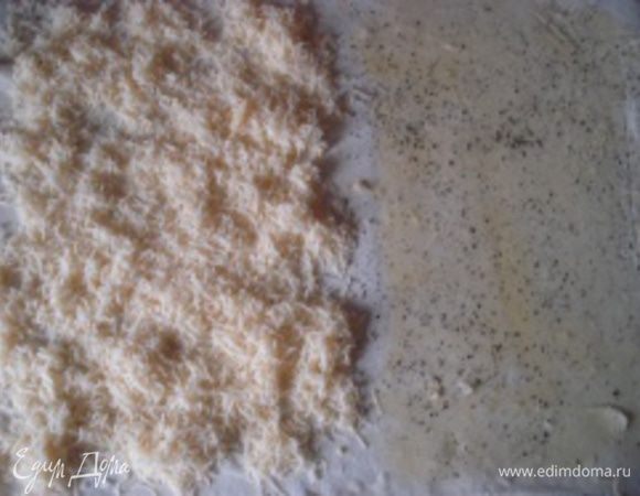 Тесто раскатать в прямоугольник толщиной примерно 5 мм. Подровнять ножом края. На одну половину прямоугольника выложить натертый на мелкой терке сыр. На вторую половину выложить горчицу. В моем варианте – смешать оливковое масло с мятой и этой смесью смазать вторую половину вместо горчицы.