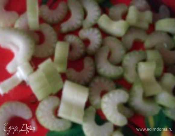 Сельдерей помыть и нарезать кусочками.