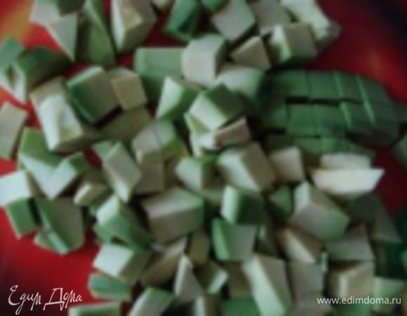 Авокадо очистить от кожуры, удалить косточку и нарезать кубиками.