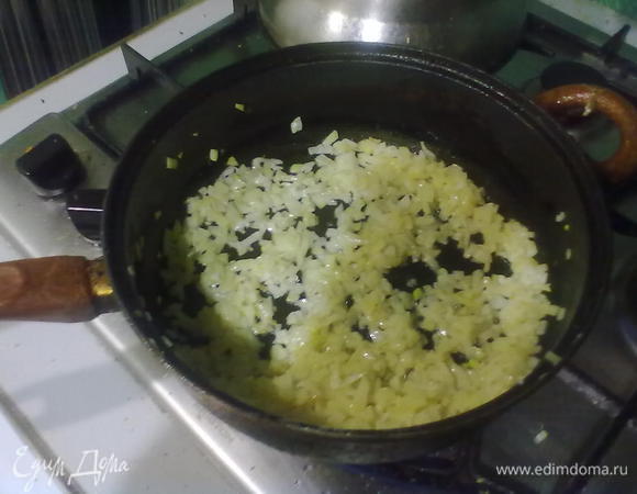 мелко резаный лук золотим на сливочном масле