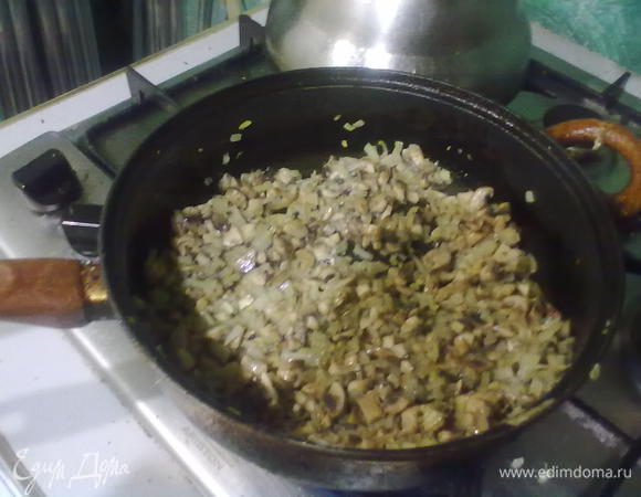 теперь добавим порезанные грибы, рубленые каперсы, протушим