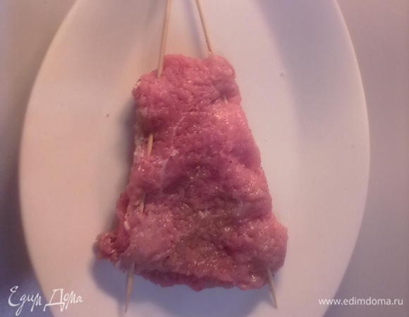 Свиные отбивные  скрепляем между собой шампуриками в виде конвертиков.