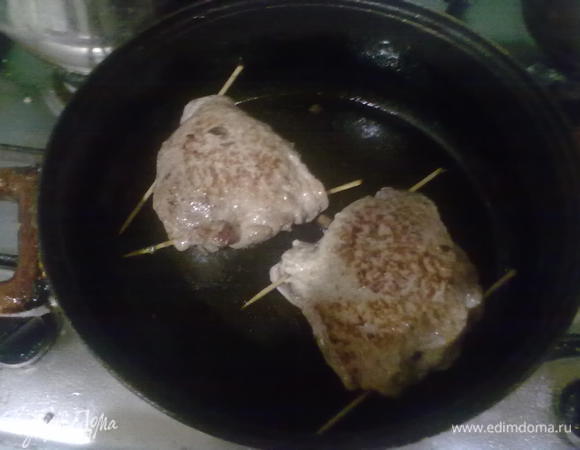 Обжариваем "конвертики" в масле с двух сторон.