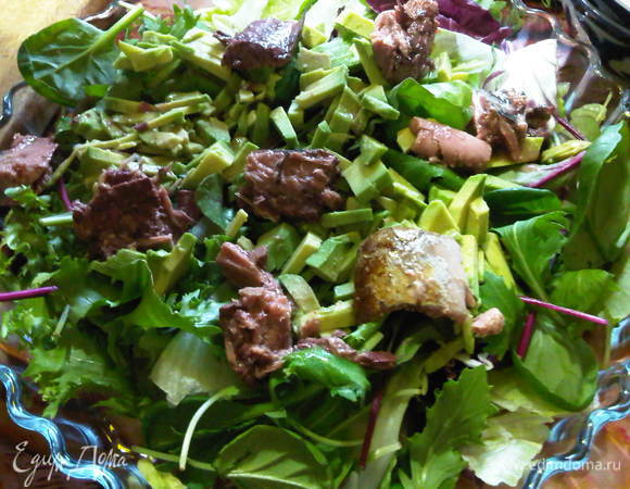 выкладываем салатный микс, добавляем тунец, поливаем готовой заправкой и слегка смешиваем продукты.