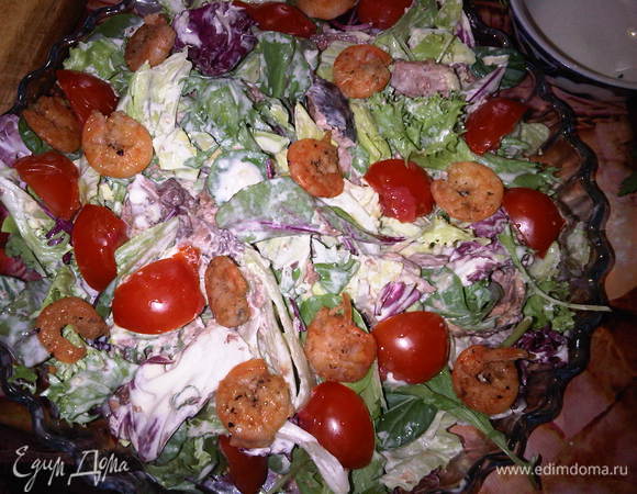 сверху выкладываем помидоры, креветки и посыпаем тертым сыром.