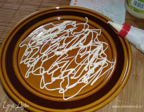 Теперь собираем салат.Майонез я заправила в конд.мешочек и рисовала сетку так майонеза уходит меньше и салат получается не такой приторный от майонеза.