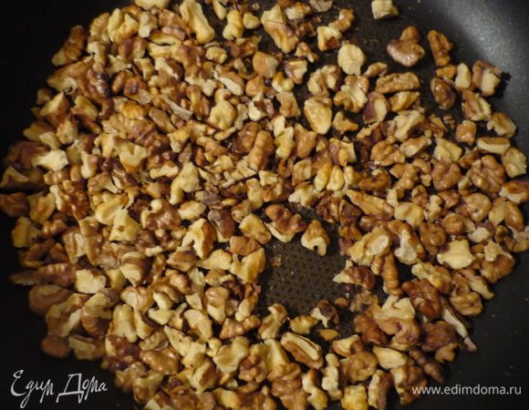 Готовим начинку. Орехи подсушим минут 5-7 на сковороде.