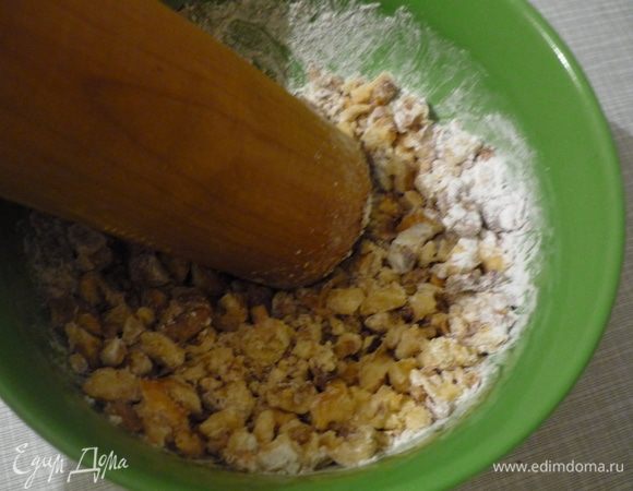 Добавим сахарную пудру и истолчём (как для пахлавы)