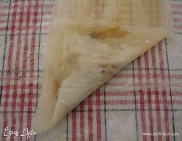 Правый от вас уголок поднимаем, заворачиваем. 