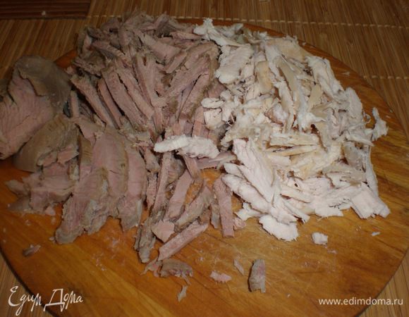 Все мелко нарезаем кубиком.Заправляем майонезом и перемешиваем.