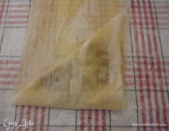 Складываем дальше: поднимаем левый уголок, заворачиваем. И так до конца полоски.
