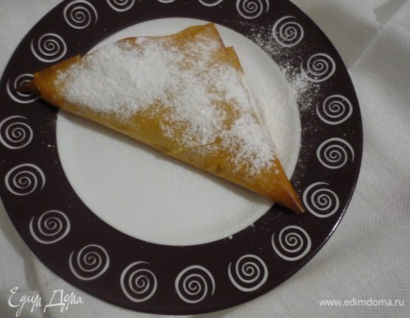 Готовые слойки можно посыпать сахарной пудрой. Всё очень просто и вкусно!