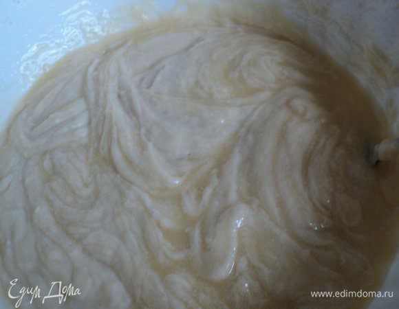 Затем добавить постепенно ½ часть муки, и размягченное масло, постоянно вымешивая тесто. Добавить подготовленные изюм и цукаты и добавить постепенно оставшуюся муку, чтобы тесто было мягким. Вымешивать 30мин. Накрыть миску влажным полотенцем и поставить в теплое место, без сквозняков для расстойки. Когда тесто поднимется, его необходимо  дважды обмять.