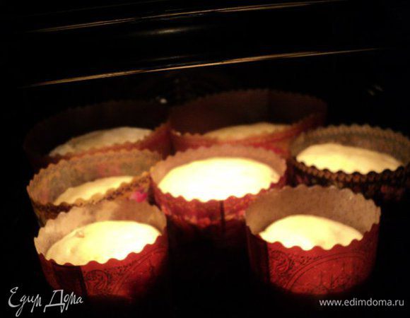 Выпекать при температуре 180 градусов до сухой палочки ( время выпечки зависит от величины кулича).