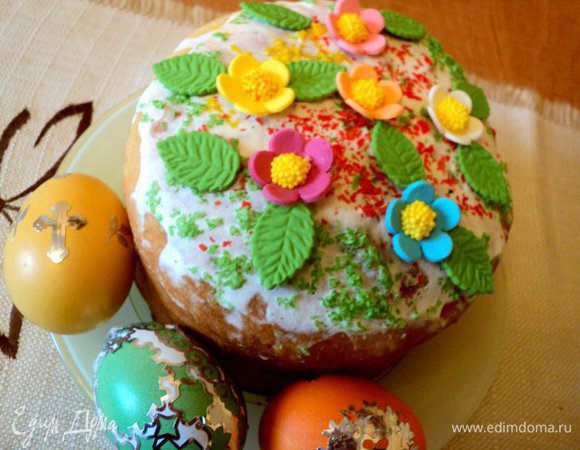 Для глазури взбить охлажденный белок с сахарной пудрой и лимонным соком. Готовые куличи еще теплыми смазать глазурью, украсить по желанию. 