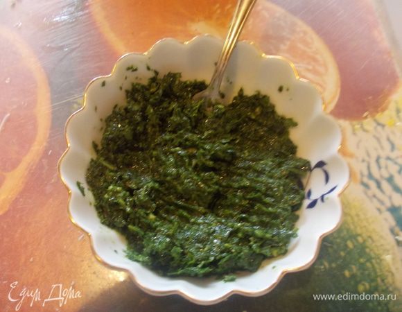 сделаем заправку,в блендере перемолоть шпинат,кинзу,чеснок,табаско,оливковое масло затем посолить,добавить уксус и дать настоятся 10-20 минут.