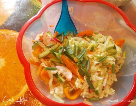 рисовую лапшу отварить в подсоленной воде с ложкой оливкового масла,остудить.морковь натереть,огурец,перчик,пекинку и редиску нарезать произвольно,зеленый лук нашинковать.