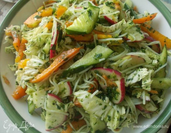 смешать рисовую лапшу с овощами и заправить шпинатной заправкой,дать настояться 10-20 минут,выложить на блюдо сбрызнуть соком лимона и кушать.ПРИЯТНОГО АППЕТИТА!