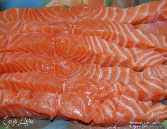 Филе помыть, обсушить бумажным полотенцем, нарезать ломтиками, смазать раст. маслом с обеих сторон, натереть солью, перцем.