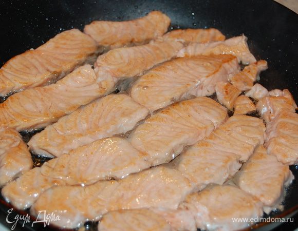 Обжарить рыбу на скороводке по несколько минут с каждой стороны.