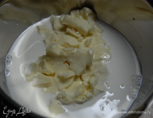 Для соуса: сыр нарезать кубиками, положить в кастрюльку, залить сливками, нагревать на слабом огне несколько минут.