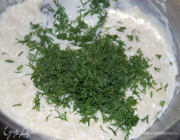 Добавить измельченный чеснок и рубленный укроп, перемешать. Снять с огня.