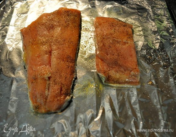 Разморозить рыбу.Подготовить духовку,если нет гриля до 200гр.
Посолить филе и поперчить по вкусу.
Противень сбрызнуть или смазать слегка маслом или застелить фольгой. Запекать рыбу примерно 5мин.