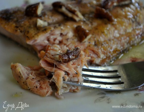 Рыбу достать из духовки,смазать готовой глазурью/оставить 2 стол.л для готовой/ и поставить обратно в духовку и печь до готовности, переворачивая.Примерно еще 5мин.Подавать семгу в глазури/смазать оставшейся/ и посыпать орехами.