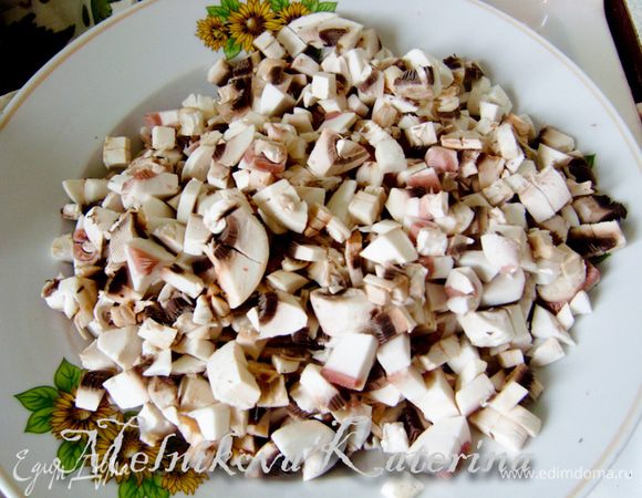 Грибы мелко нарезать. 